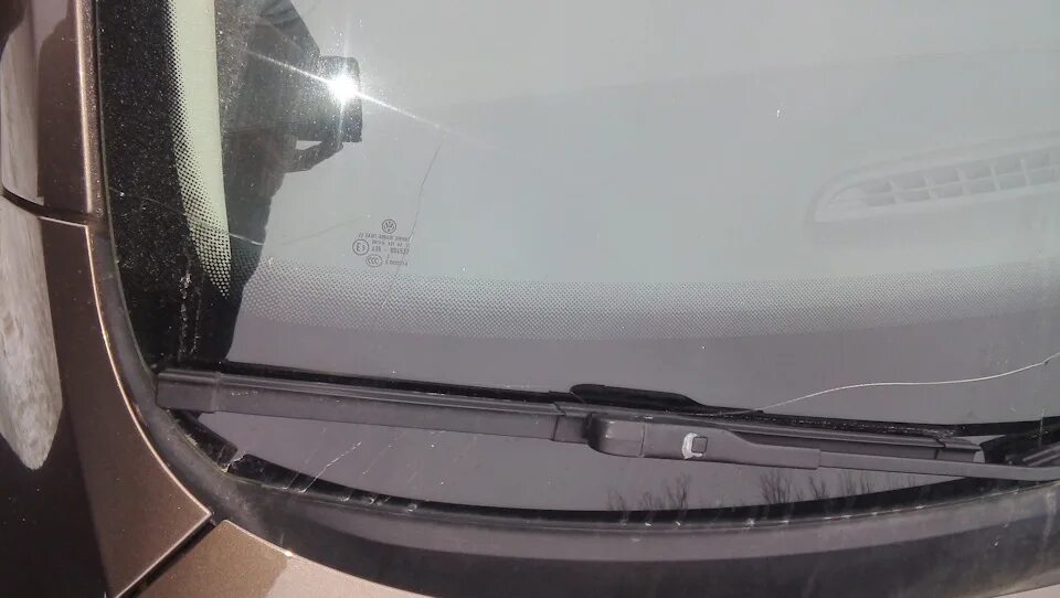 Стекло лобовое vw jetta 6. Golf 6 трещина в креплении бампера. Молдинг лобового стекла джетта 6. Детали лобового остекления jetta. Jetta v заднее стекло и багажник лед.