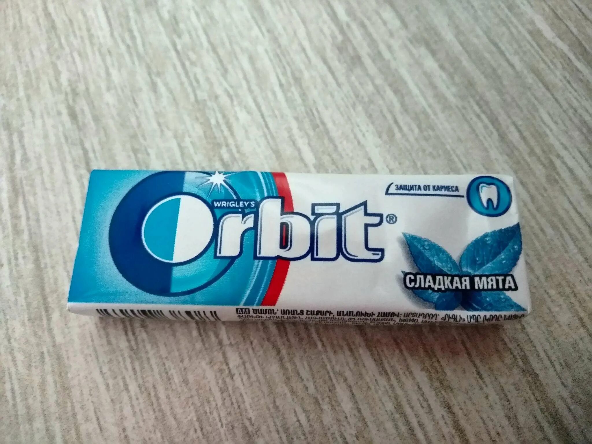 Орбит сладкая. Жевательная резинка Orbit сладкая мята (13,6гр). Жевательная резинка Orbit мята 13,6 гр. Orbit сладкая мята. Орбит Старая упаковка.