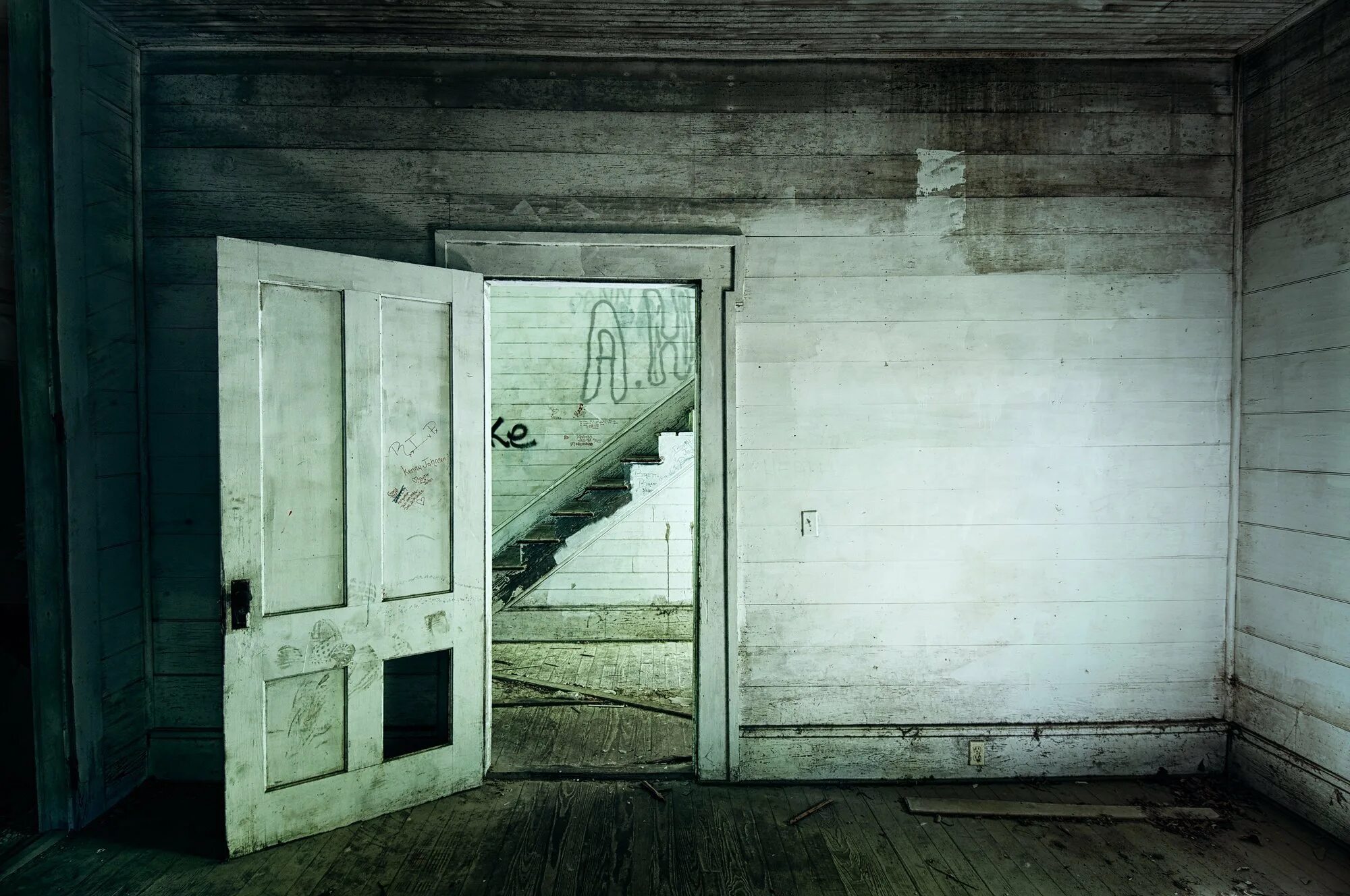 Старая обшарпанная дверь. Дверь таинственной комнаты. Стена с дверью. Открытые старинные двери. Старые двери в подъездах.
