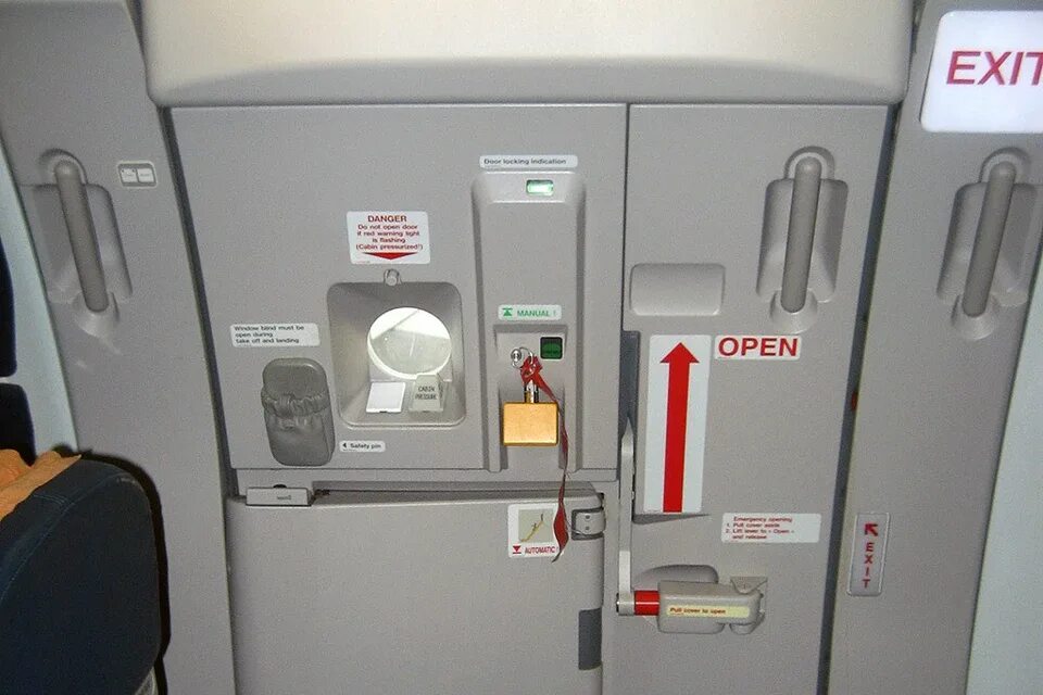 Аварийный люк а320. Аварийный люк в кабине atr 72. Места у выхода в самолете. Boeing 737 дверь пассажирской кабины. Аварийный люк на крыло а320.