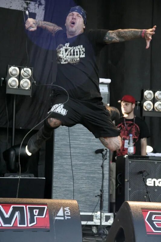 Мирет. Роджер майрет. roger miret and the disasters. roger miret and the disasters 2011. роджер мирет в бандане.