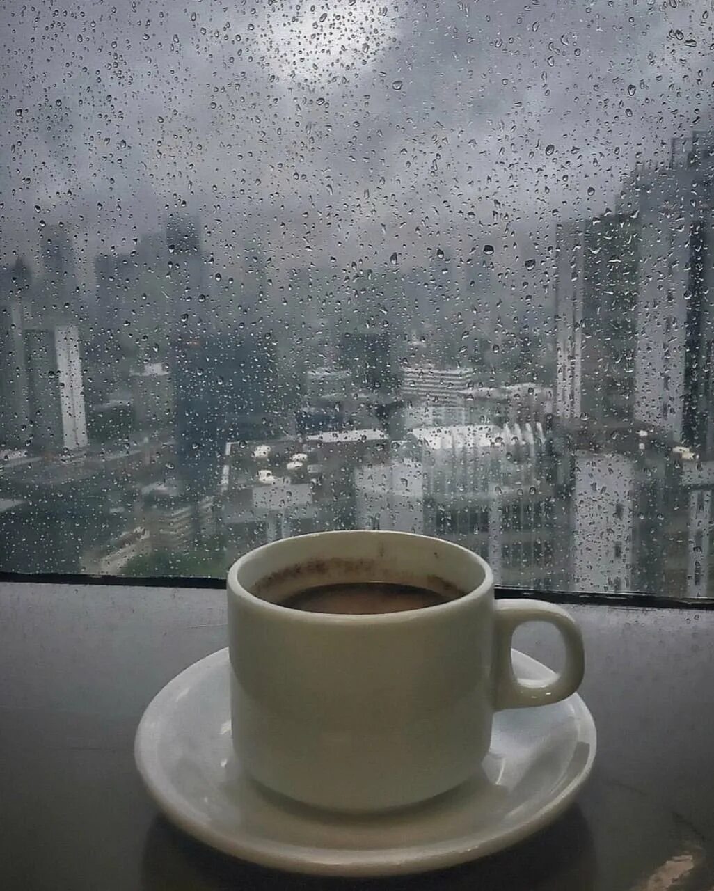 Если ночью дождь напролет утром ярче заря. Чашка кофе дождь. Чашка кофе на окне. Доброе дождливое утро. Кружка кофе у окна.