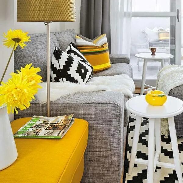 Серо желтая купить. Желтый интерьер. Серый интерьер с желтыми акцентами. Желтый диван в интерьере. Интерьер в желтом стиле.