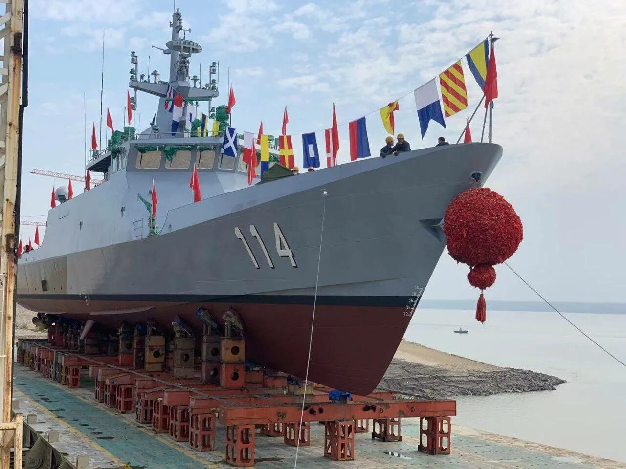 Newlms misi. Wuchang Shipbuilding industry. ВМФ Малайзии. Современный флот Малайзия. Левитирующие военные корабли.