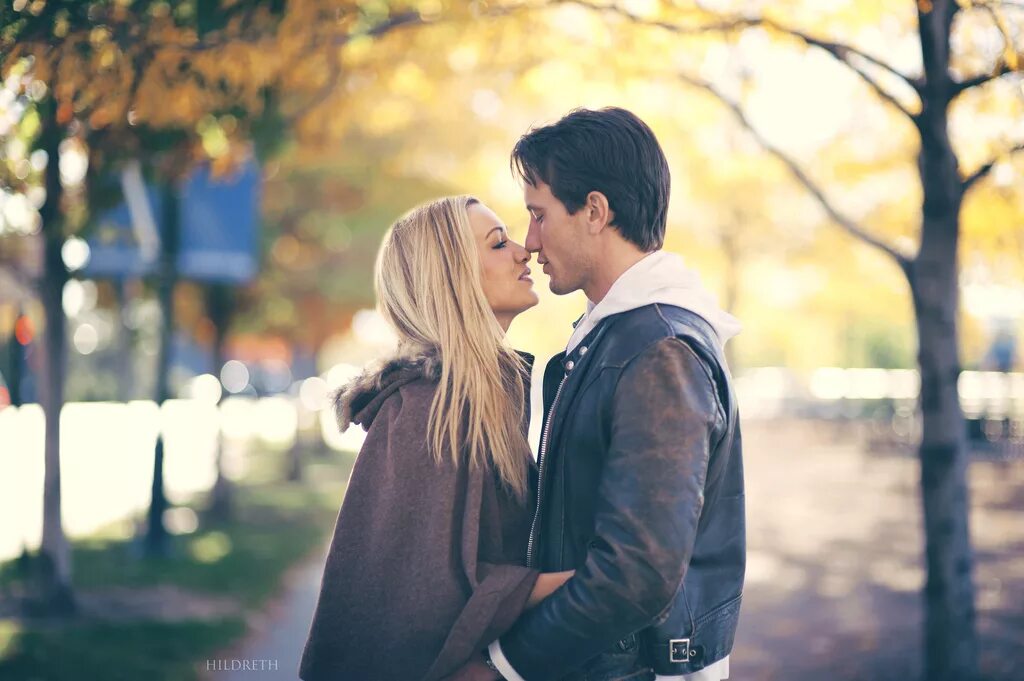 обнимает блондинку. романтика любовь нежность. поцелуй с блондинкой. мужчина целует блондинку. поцелуй с блондинкой.