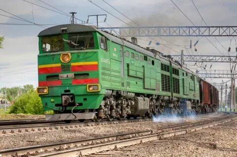 Грузовой поезд состоит из локомотива за которым