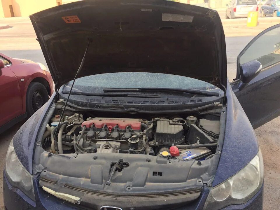 Honda civic открытый капот. Хонда цивик 2008 открытый капот. Открыть капот honda. Капот хонда цивик ферио. Газовые упоры капота honda civic 8 5 d.