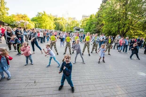 Подростки лето в москве. Гуляние по парку.