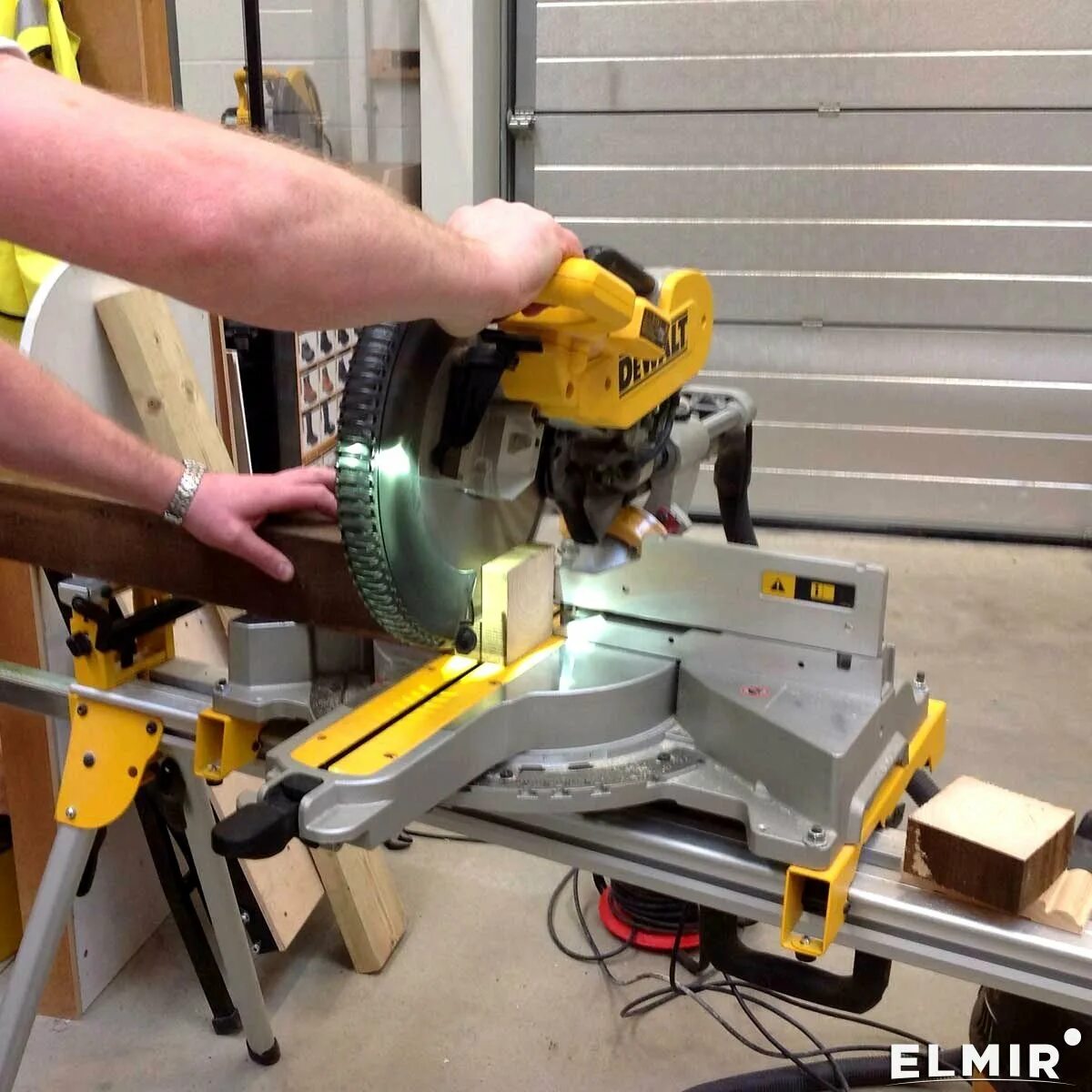 Как работает торцовочная пила. Dewalt dws780. пила торцовочная dewalt dws780. торцовка девольт 780. деволт dws 780.