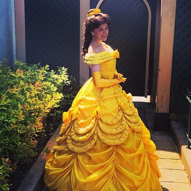 Принцесса в желтом платье. Пышное платье Белль. Красивое пышное платье принцессы Бель. Принцесса Бель в желтом платье.