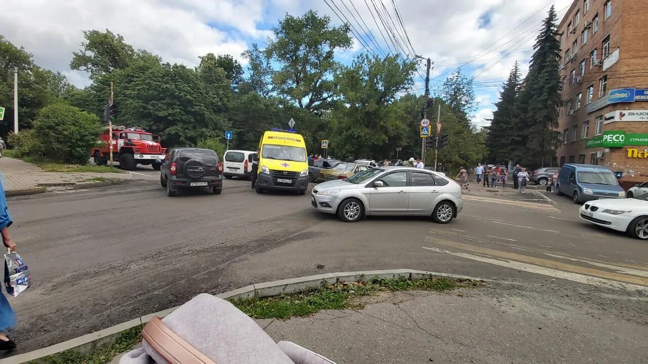 Курск новости на сегодня военные последние происшествия. Улица Гоголя Курск. Летняя улица. Машина на улице.