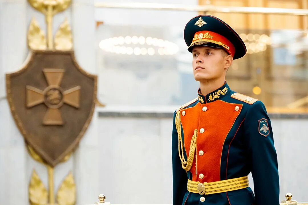 Офицер д. Парадный мундир офицера преображенского полка рф. парадная форма 154 преображенского полка вс рф. мундир преображенского полка петра 3. преображенский полк парадная форма.