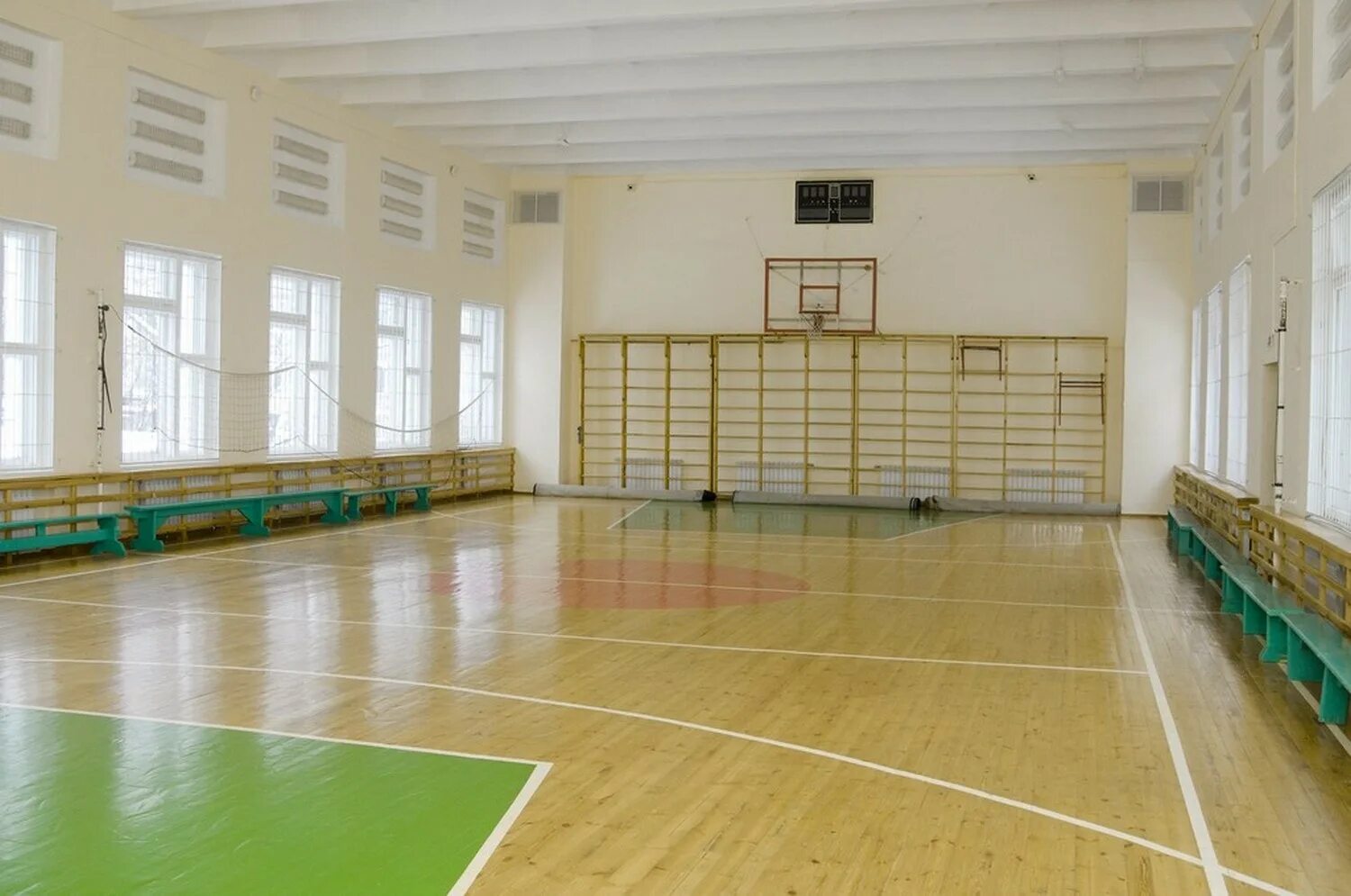 Спорт в большой зал. Спортивный зал. Школьный спортзал. Спортивный зал в школе. Современный спортзал в школе.