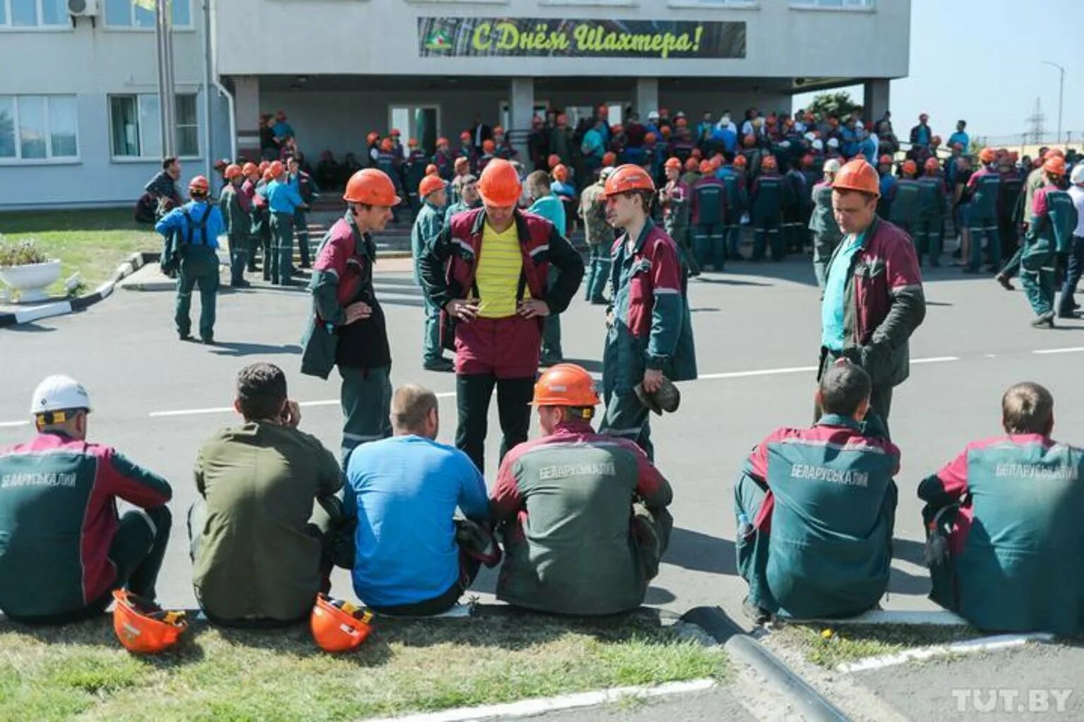 Беларуськалий вакансии в солигорске. Беларуськалий вокзал. Гомельский горно-обогатительный комбинат. 4 рудник солигорск. Забастовка рабочих.