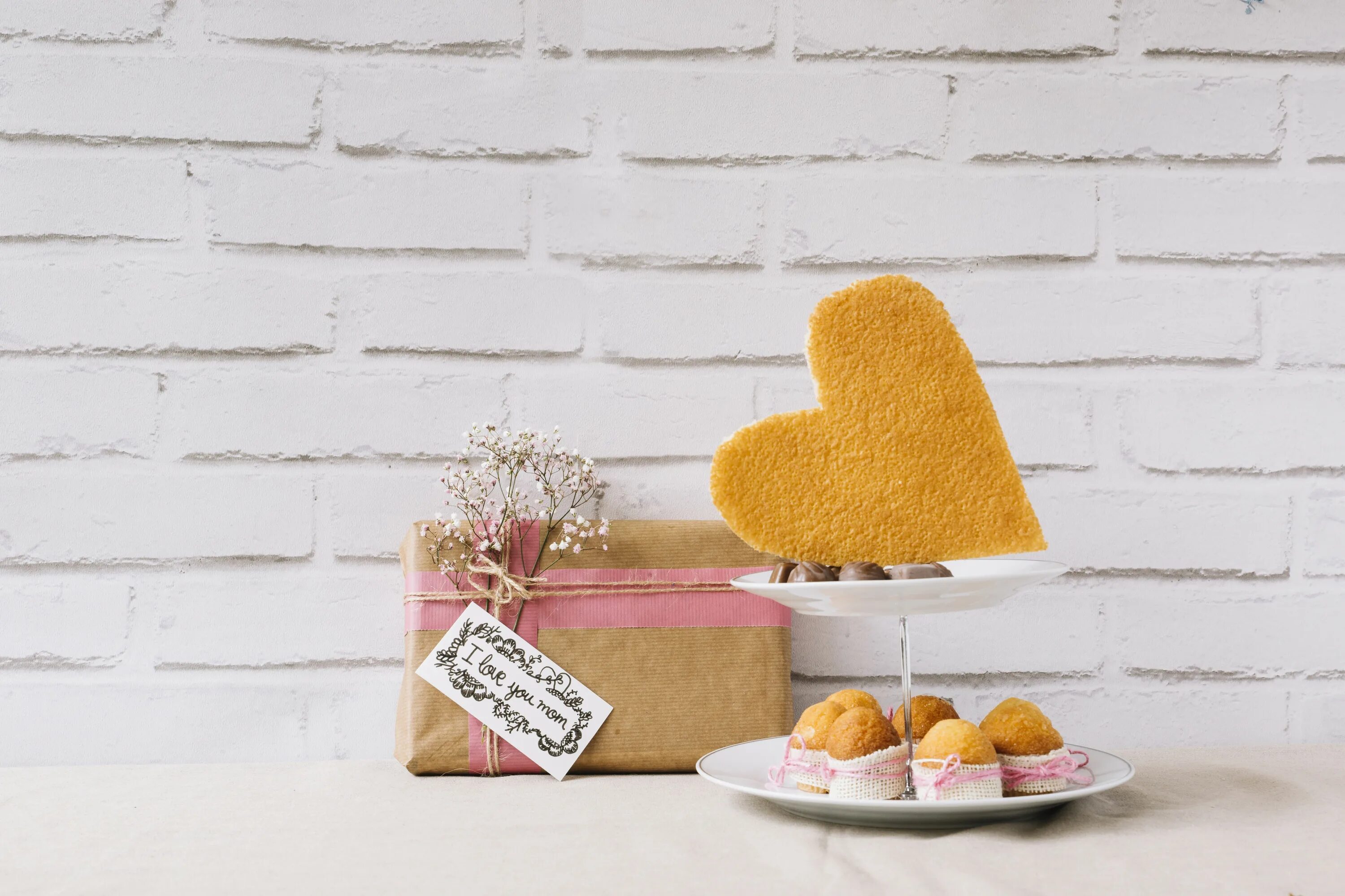 A little cake. Подарочная еда. Стена с конфетами. Пирожное стенка. Картинка стол с подарками и едой.