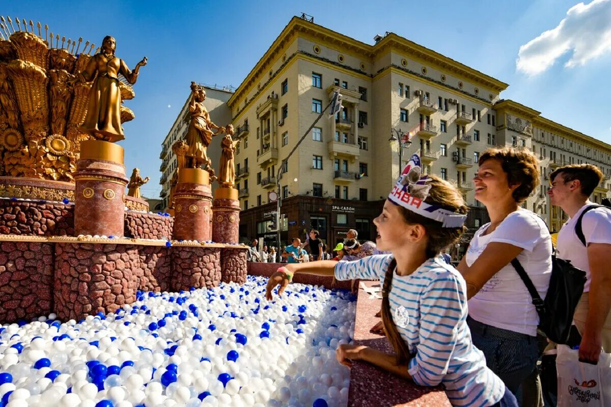 Люди на празднике в городе. День рождения в Москва Сити для детей. Арт объекты на дне города Москвы 2018 в парке городе.