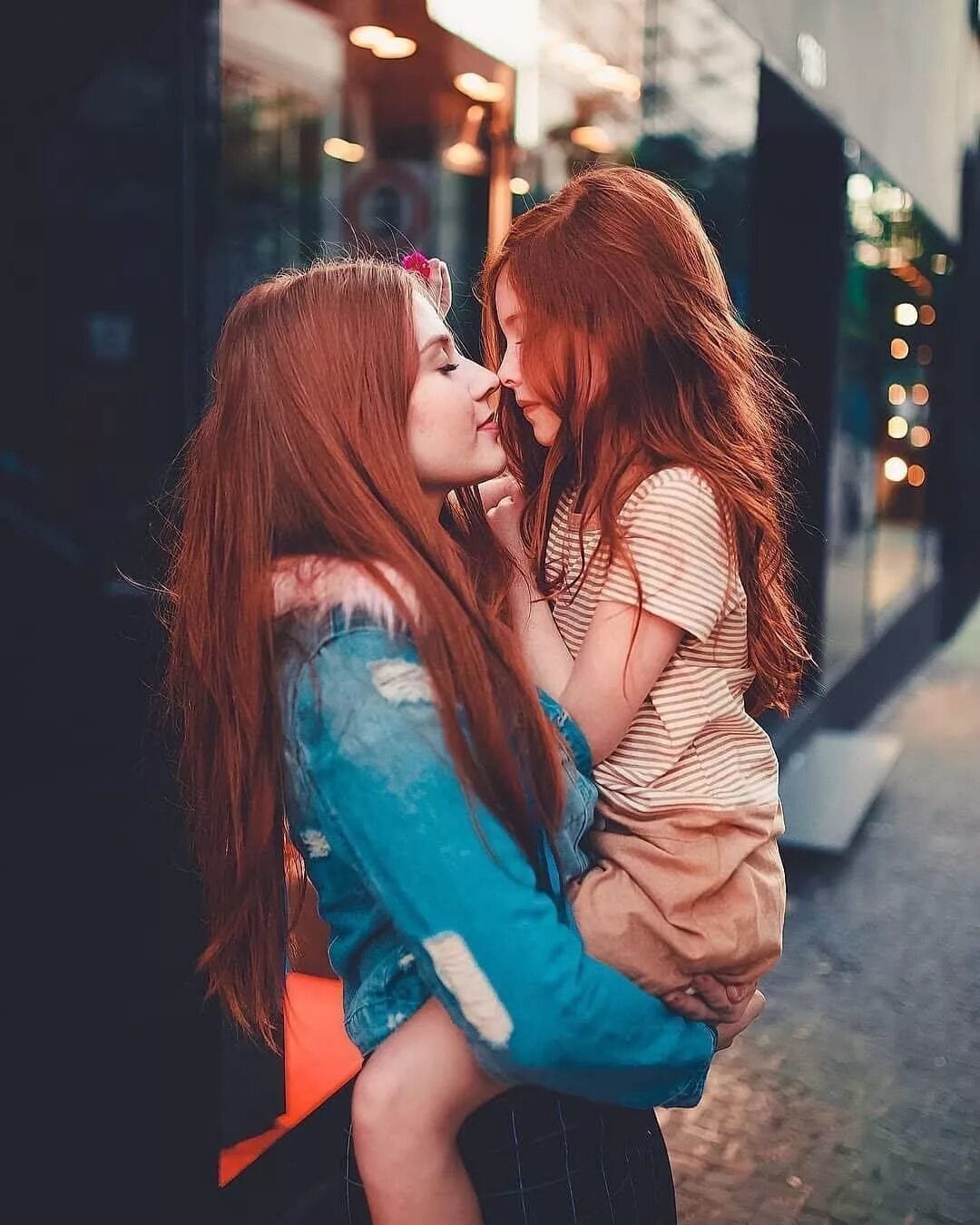 Lesbians 2 girl. Красивые подруги. Поцелуй девушек. Рыжая и брюнетка. Две рыжие девушки.