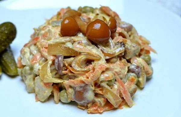 Салат из куриной грудки с грибами. Салат обжорка классический с печенью. Салат с грибами и горошком. Салат из шампиньонов и горошка. Салат обжорка с курицей и солеными огурцами.