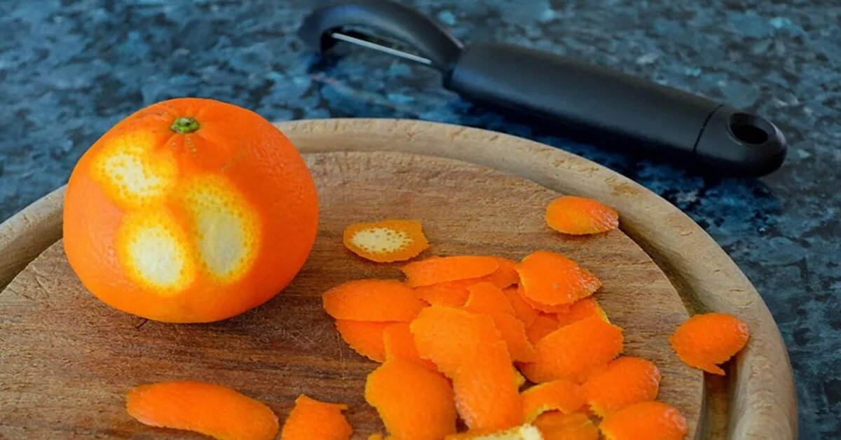 Как использовать кожуру. Кожура мандарина. Апельсиновая корка. Кожура апельсина. Корки от цитрусовых.