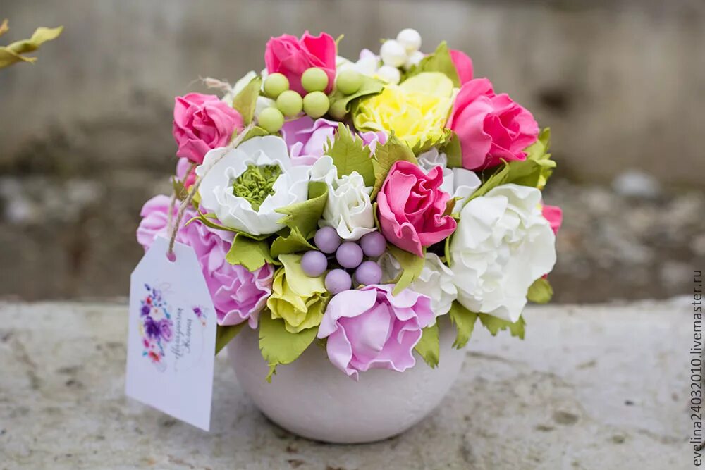 Букет в горшочке. Композиции из искусственных цветов. Цветочная композиция в чашке. Интерьерные цветочные композиции. Композиции с искусственными цветами.