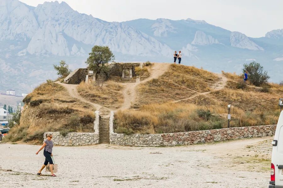 могила юнге коктебель. коктебель гора юнге пляж. холм юнге коктебель. холм юнге в коктебеле. пляж у холма юнге коктебель.