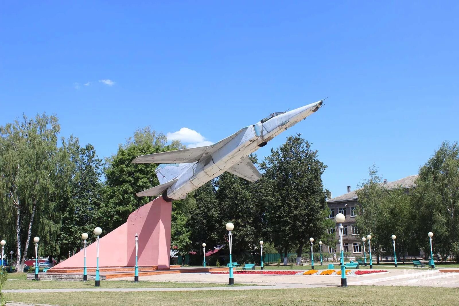 Кировском районе калужской области. Г Киров Калужская область. Площадь Победы Киров Калужская область. Памятники города Кирова Калужской области. Памятник самолёт Киров, Калужской.