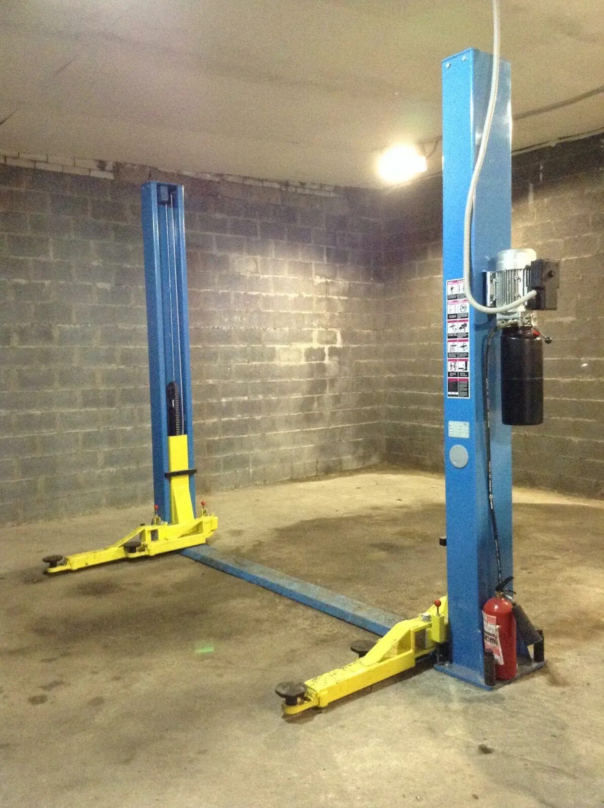 Подъемник для сто. Подъемник для низкого гаража. Консольный автоподъемник. Подъемник ножничный нуссбаум. Подъемник для авто.