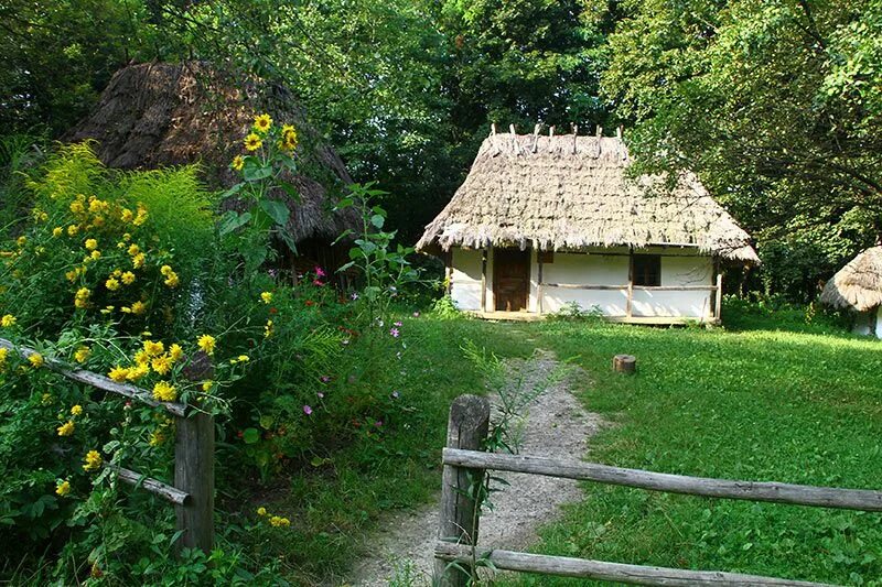 Old ukrainian. Украинская хата. Украинская хата мазанка. Лемки народ старые фотографии. Дом в укр 5 600.