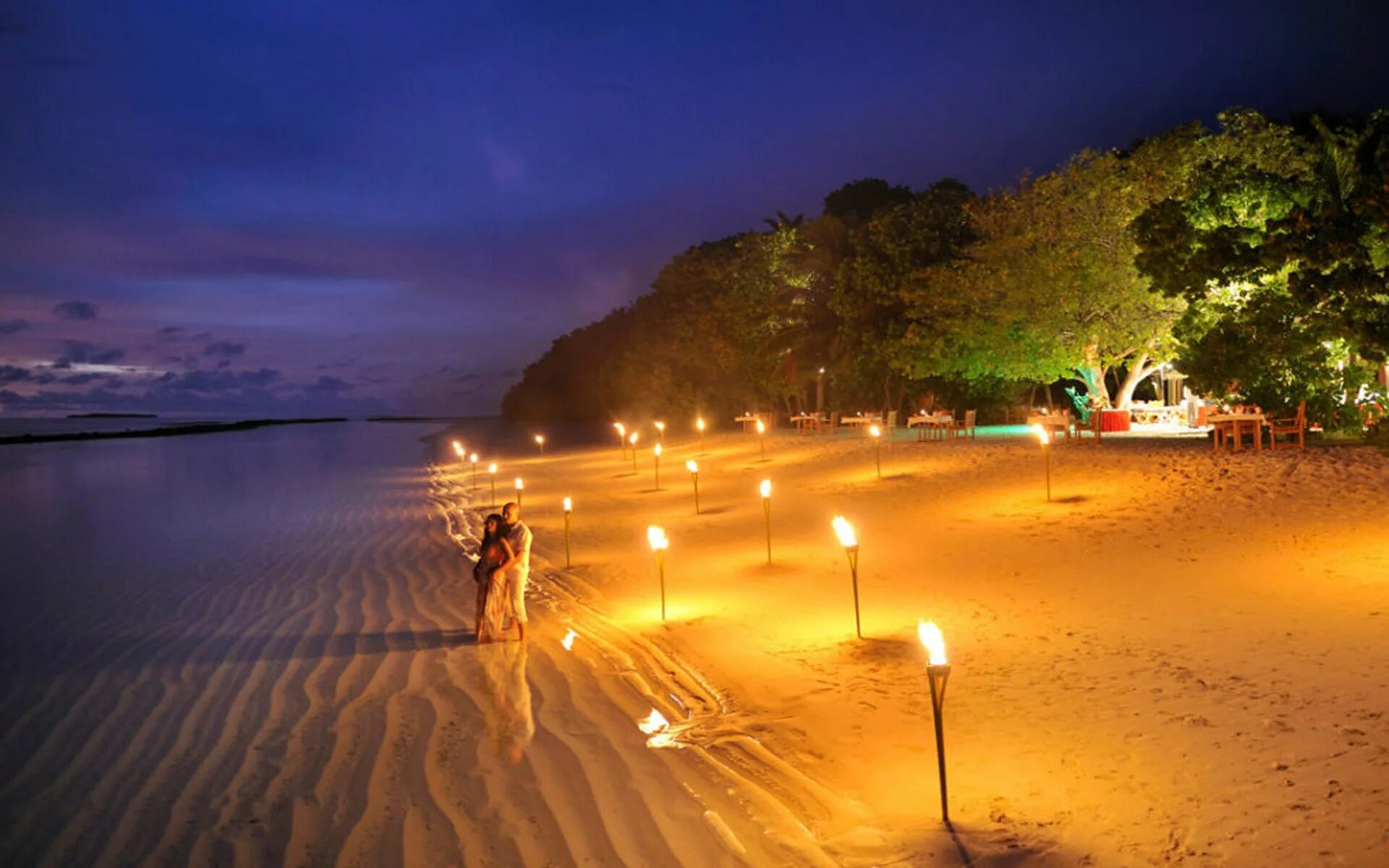 Красивая ночь романтичные картинки. Пляж вечером. Ночной пляж. Вечерний пляж. Ночной пляж романтика.