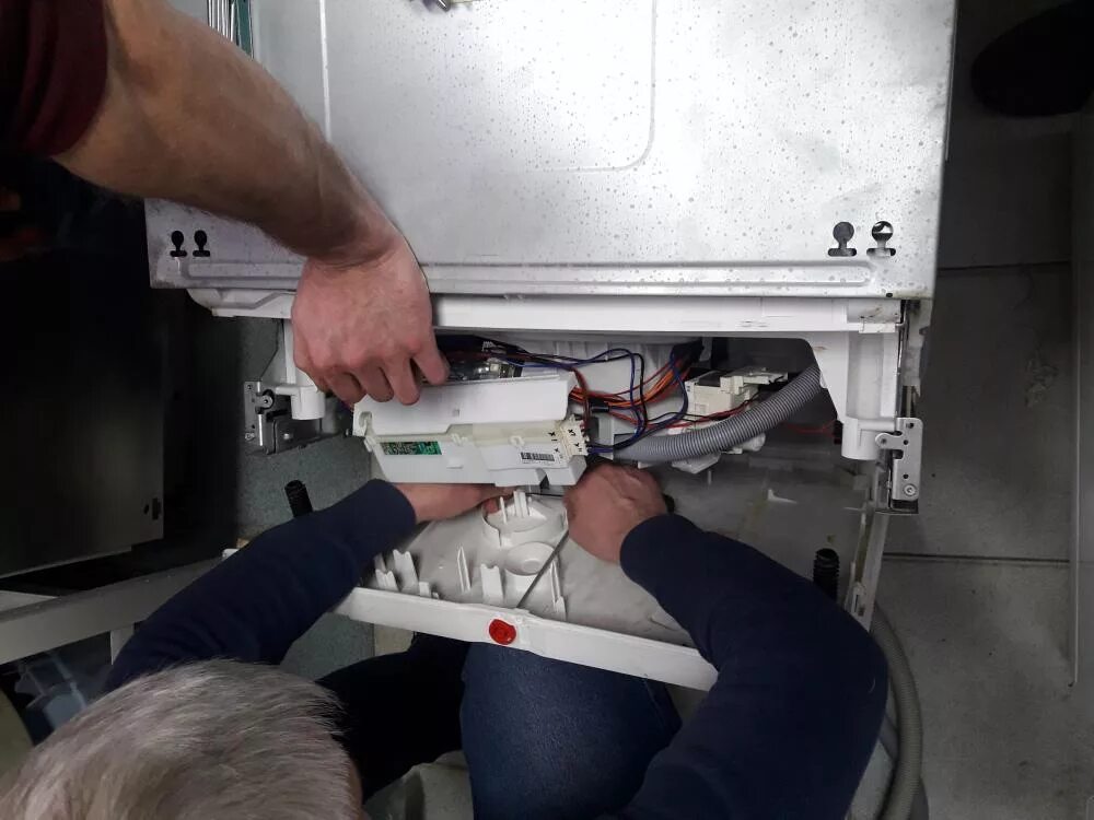 Ремонт посудомоечных машин bosch в москве. Починка посудомоечной машины. посудомоечная машина bosch разобранный. разобранная посудомоечная машина.