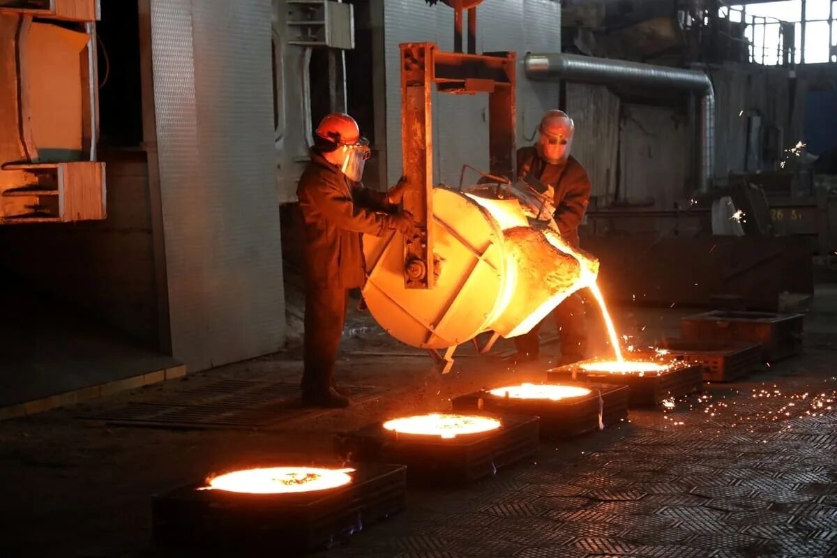 Литейный цех машиностроительного завода. Ростовский литейный завод. Новочеркасский завод литейный цех. Соломбальский машиностроительный завод архангельск. Цех литья.