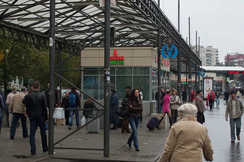 Проспект ветеранов какое метро. Станция метро проспект ветеранов. проспект ветеранов метро. станция метро проспект ветеранов снаружи. проспект ветеранов метро спб.