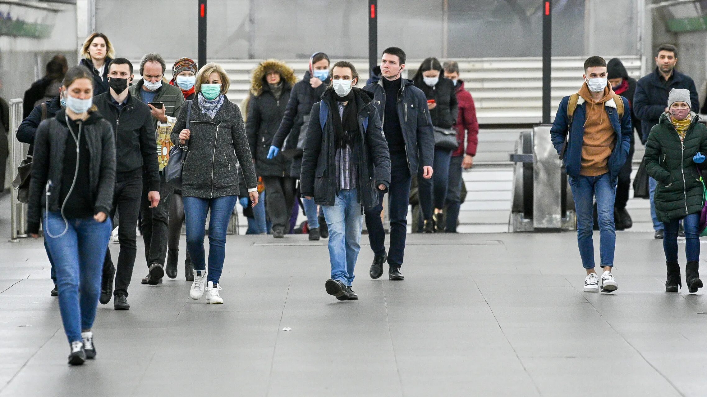 Одежда москвичей. Коронавирус люди на улице. Фотография очереди пацанов. Люди в масках прохожие толпа жизнь.