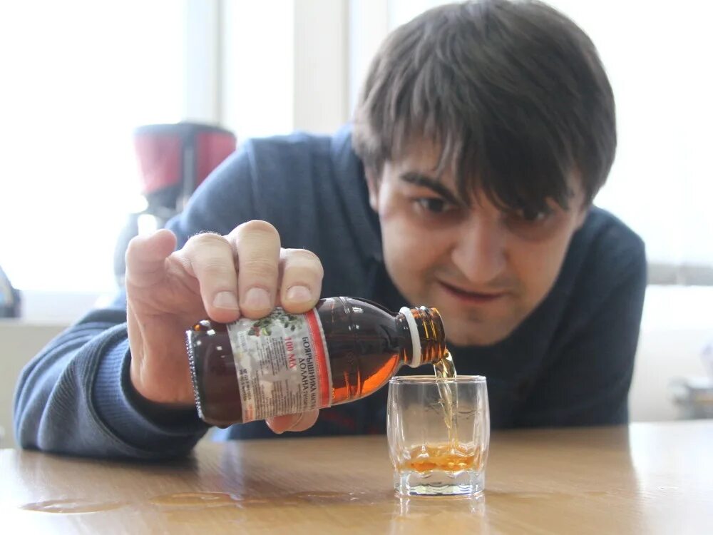 Боярышник фунфырик. Что пьют алкаши. Боярышник фанфурик. Алкогольные суррогаты. Лосьоны боярышник фунфырик.