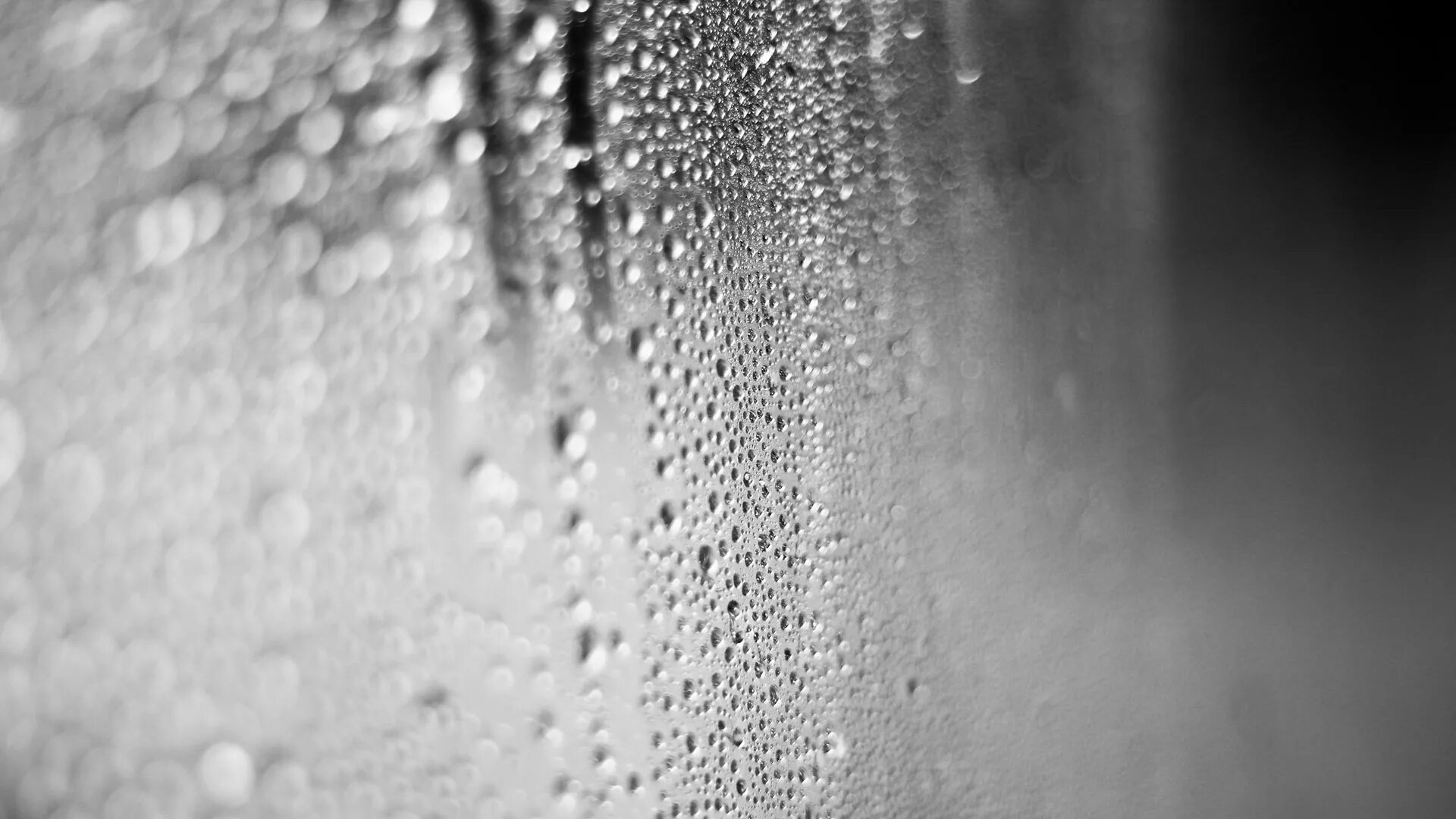 Запотевшее стекло дождь. Капли на стекле. Запотевшее стекло. Капли воды на стекле. Капли на окне.