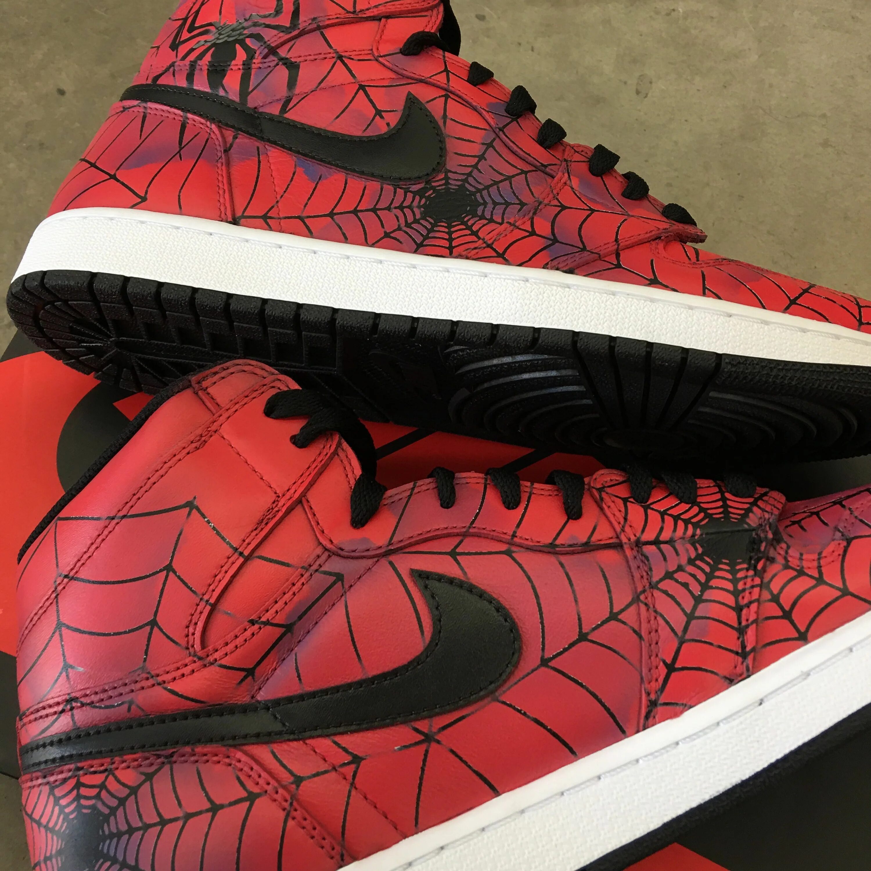 Кроссовки найк человек паук. Найк Спайдер. Nike Spider man. Nike Jordan Spider man. Nike Air Jordan 1 Low Halloween Spider man.