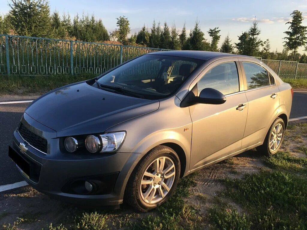 Купить шевроле авео 2. Машина Chevrolet Aveo серый. Chevrolet Aveo серый цвет. Шевроле Авео серо зеленая. Шевроле Авео модель 1 43.