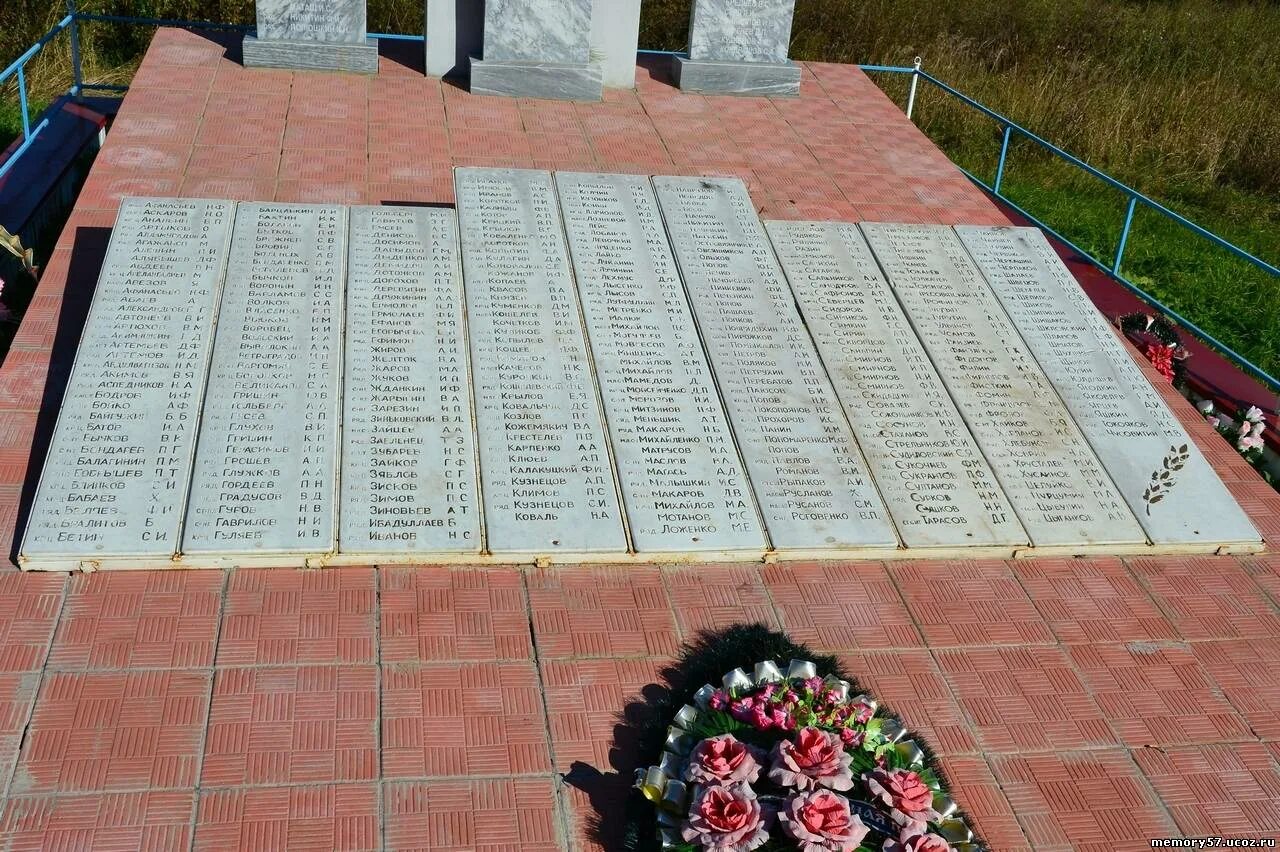 Дед похоронен в братской могиле, там лежит несколько сотен человек. Это как-то в