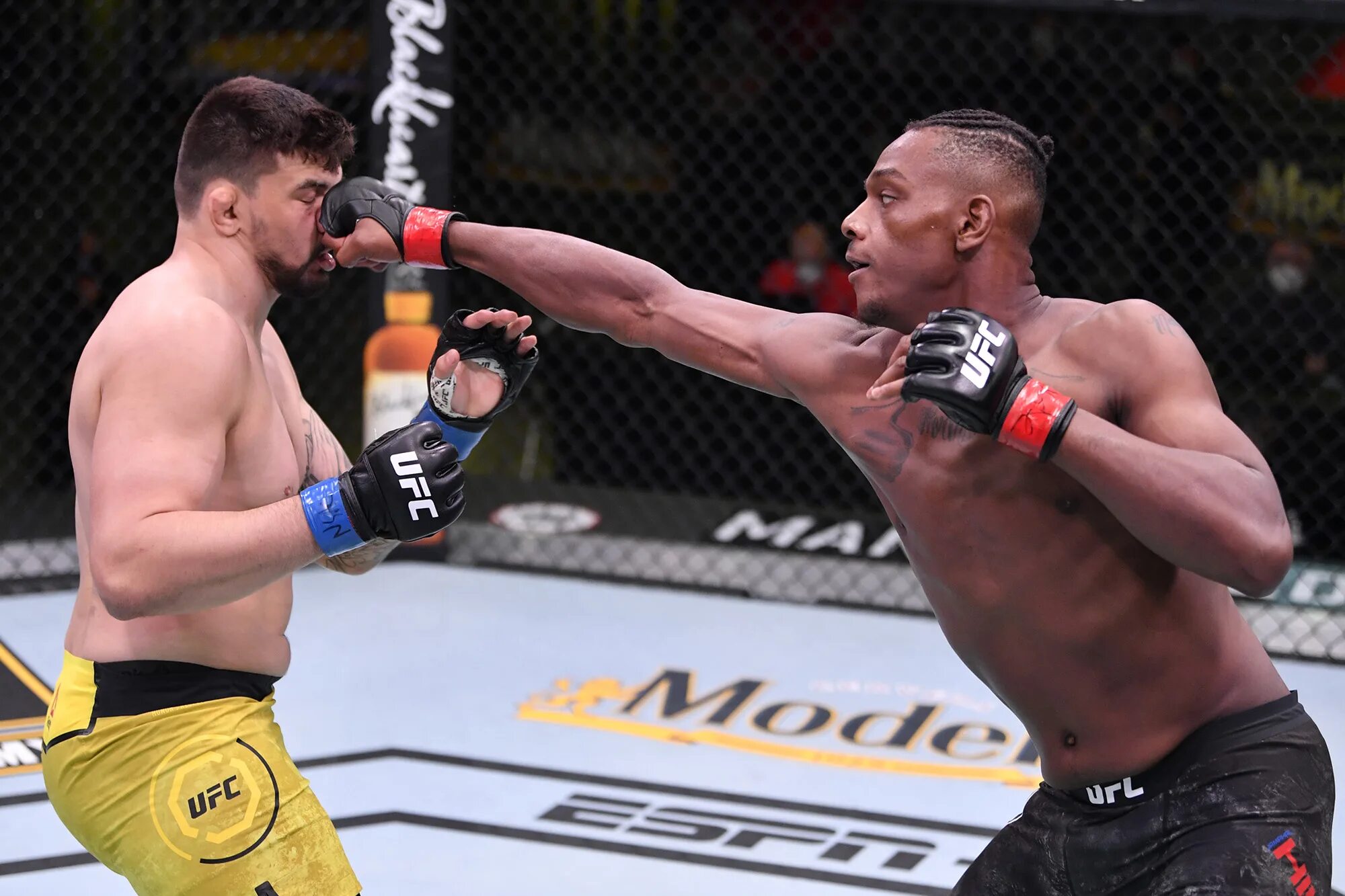 Ultimate fighting championship. Рэй родригес ufc. Андерсон силва чейл соннен. Мишель родригес бой марина уотерсон. Superfights 1995.