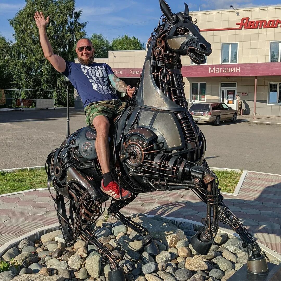 мальчик на лошади. конь пацаны слушать. конь пацаны слушать. мальчик и конь. мальчик на коне.