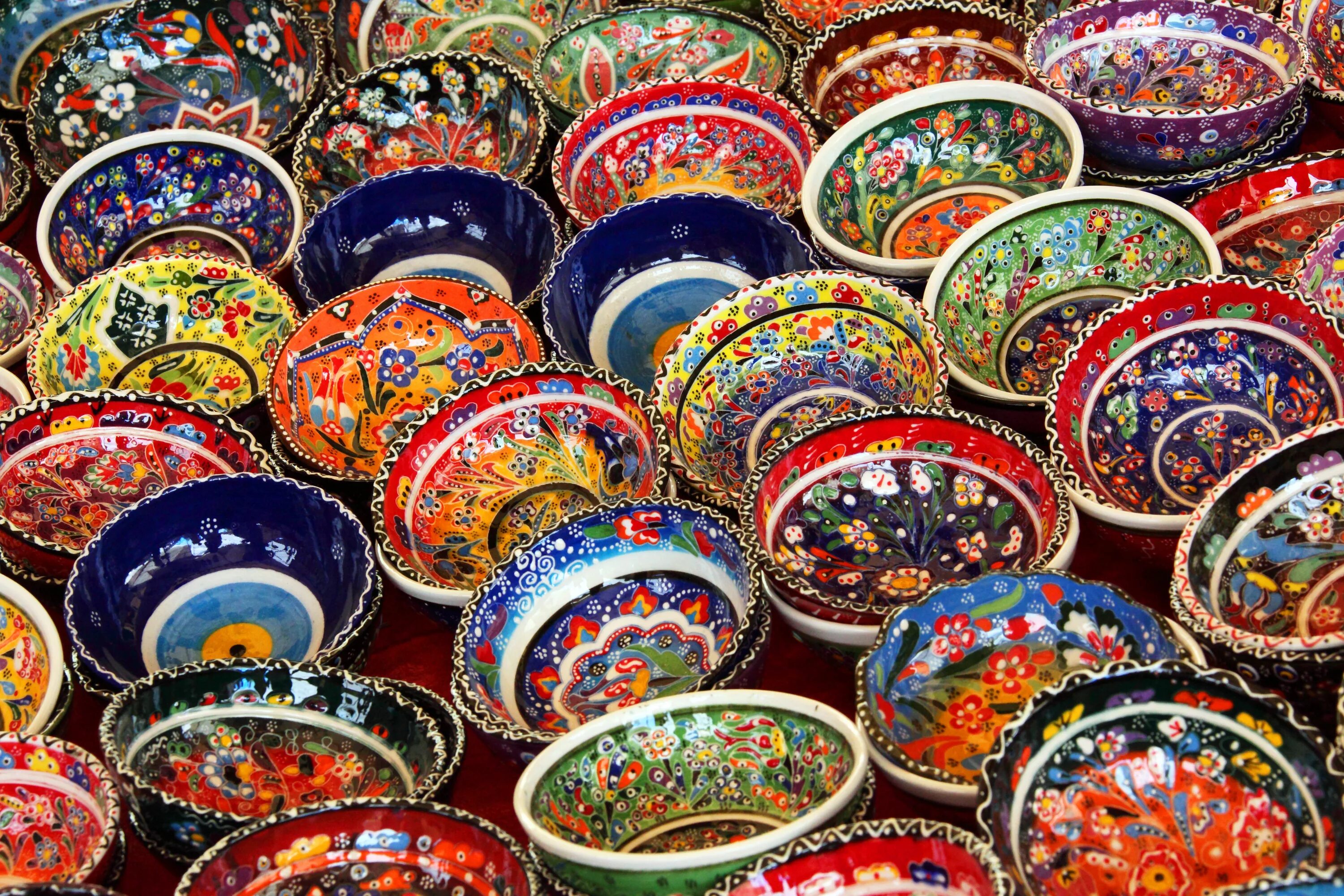 Промысел рынок. Турецкая посуда Расписная базар. Тарелки Гранд базар Турция. Турецкие расписные тарелки. Турецкое гончарное искусство.