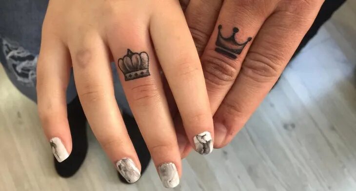 парные тату на пальцах. корона на пальце значение. корона на пальце значение. тату корона на пальце. корона на пальце значение.