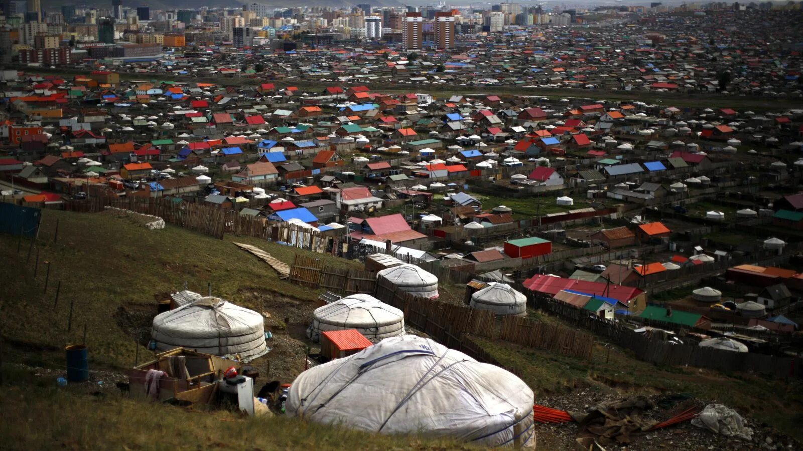 Проживающих в крупных городах