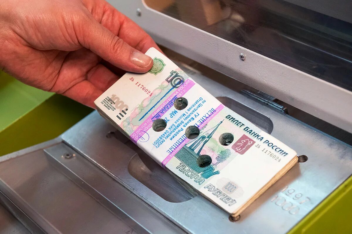 Расплатился купюрой. Расплатился купюрами банка приколов. Поврежденные банкноты. Фальшивые деньги. Фальшивые купюры.