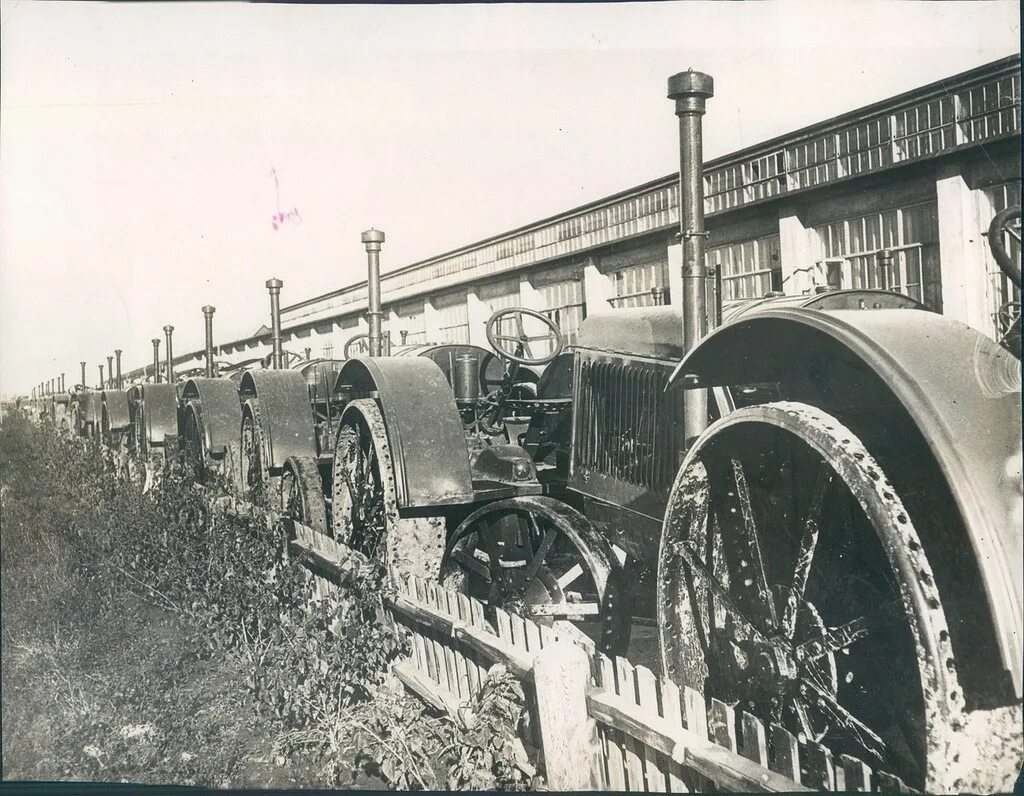 У 20х 1. Колесный трактор СТЗ-1. Сталинградский тракторный завод 1930. 30-Е годы тракторный завод. Первый трактор Сталинградского тракторного завода.