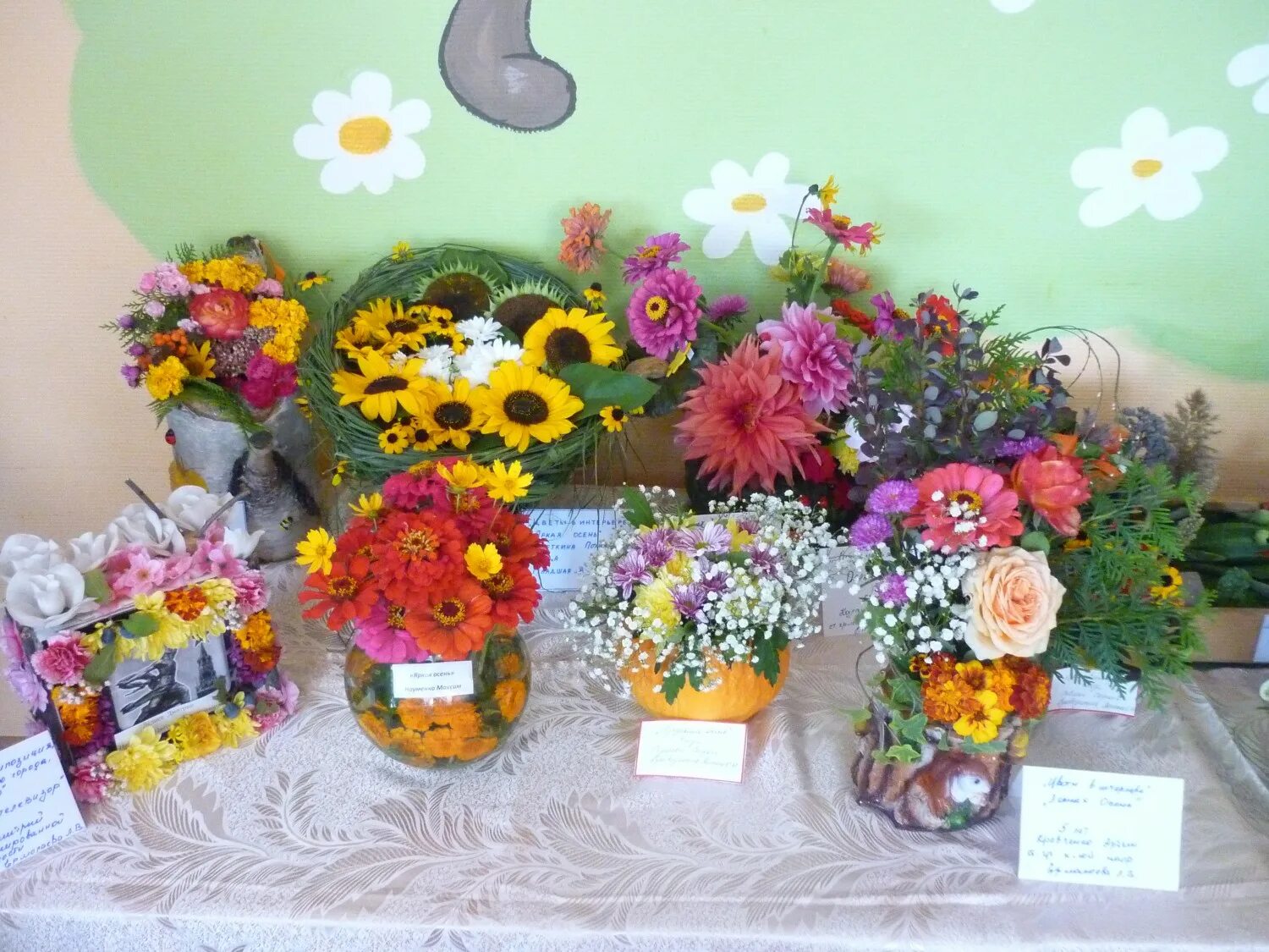 выставка осенний букет. выставка цветочных композиций в детском саду. выставка букетов. цветочная выставка. конкурс букетов.