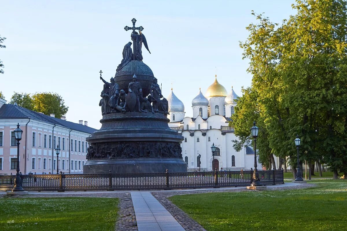 Уникальные памятники культуры россии 3. Памятник тысячелетие России Великий Новгород. Памятник в Кремле Великого Новгорода. Новгородский Кремль памятник тысячелетие России. Новгородский Детинец Великий Новгород памятник тысячелетию Руси.