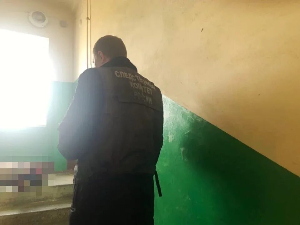 Он ее в подъезде. Парень избитый в подъезде.