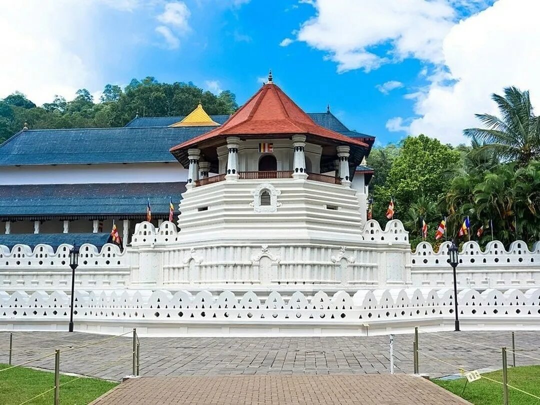 Канди достопримечательности шри. Храм зуба будды шри ланка. Храм зуба будды (шри далада малигава). Храм зуба будды шри ланка. Канди шри ланка достопримечательности.