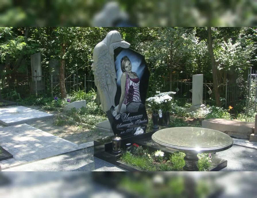 Надпись на памятнике. Матерь божья на кладбище. Памятник маме на могилу. Изображение божьей матери на памятнике. Скорбящая мать памятник на могилу.